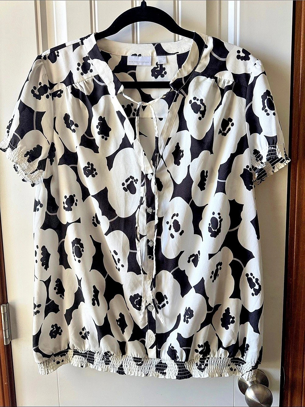 New York & Company Floral Blouse in Black & White Size Medium